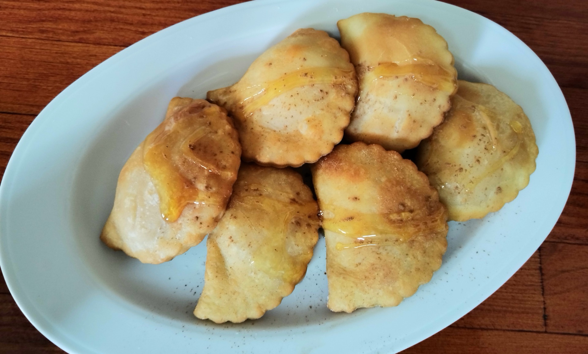 Cheese pies, with or without honey , and green pies,5.50€. τυροπιτάκια με μέλι ή χωρίς,και χορτοπιτακια