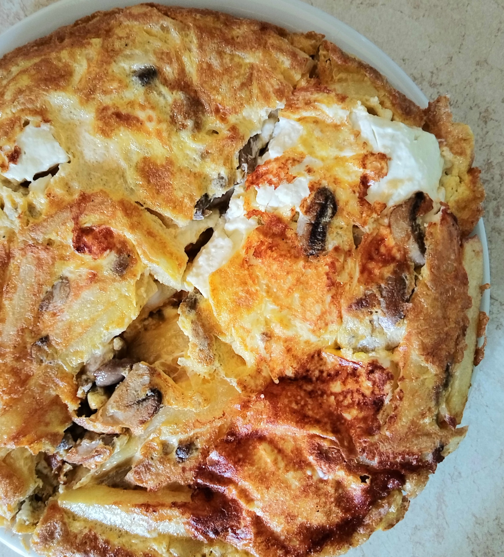 omelet for two people,with chips in, feta cheese, ,9.00€,. & mushrooms,,,10.00,,,rμεγάλη ομελέτα με πατάτες ,φέτα τυρί,