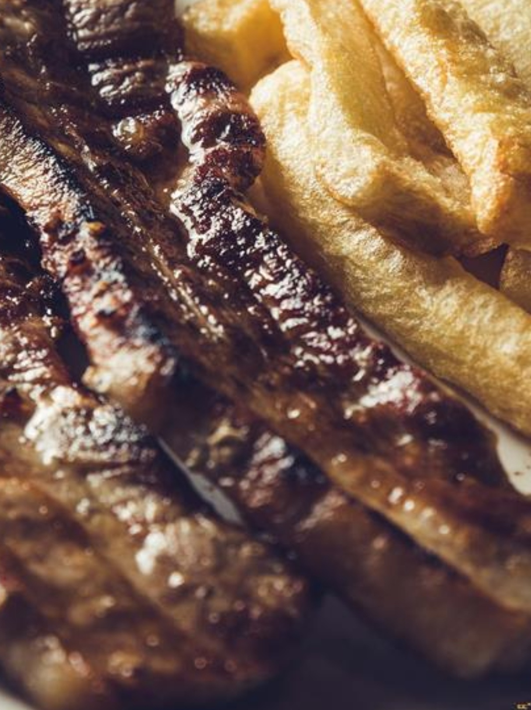 portion with chips ,,8.00€ ,, half kilo,,, 9.50€,,,,πανσετα μισό κιλό ,9.50€,,μερίδα 8.00€ 