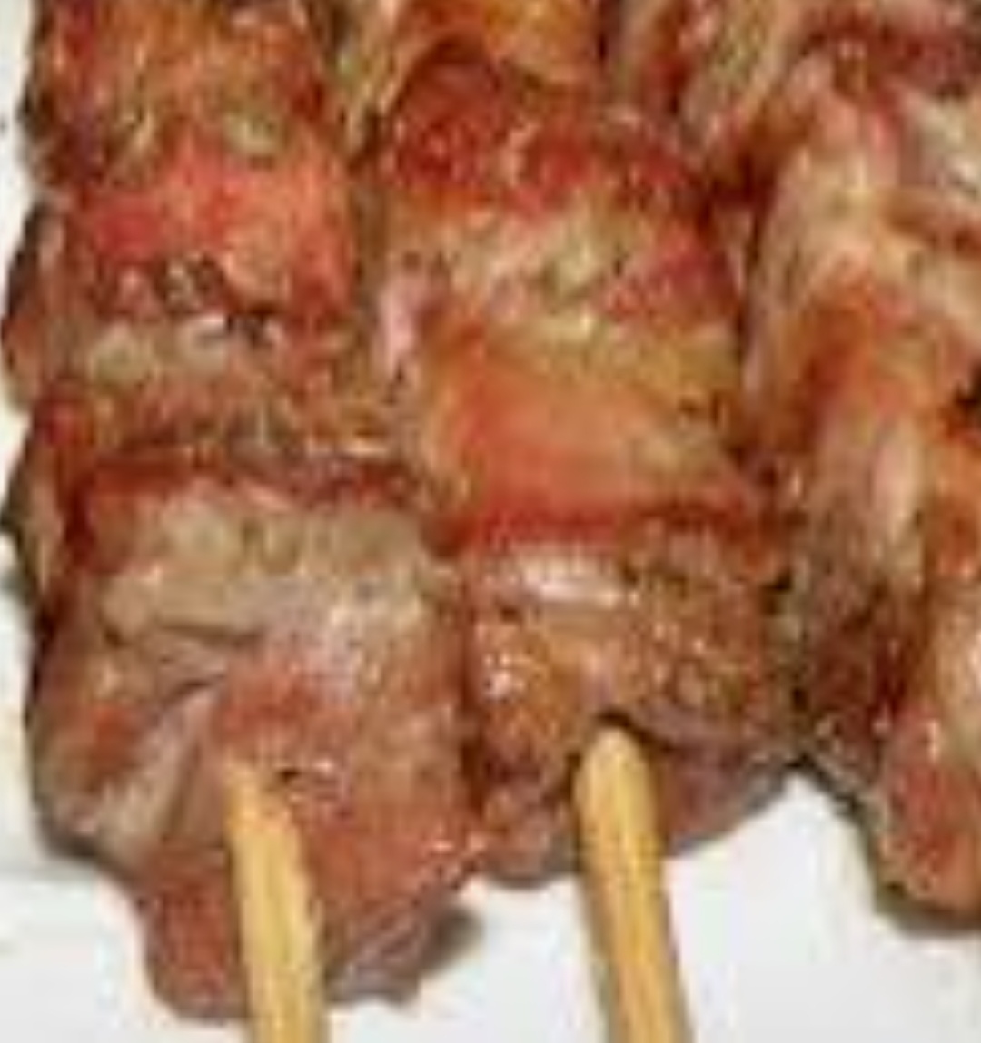 1 pork skewer. souvlaki 1.80€ σουβλάκι χοιρινό