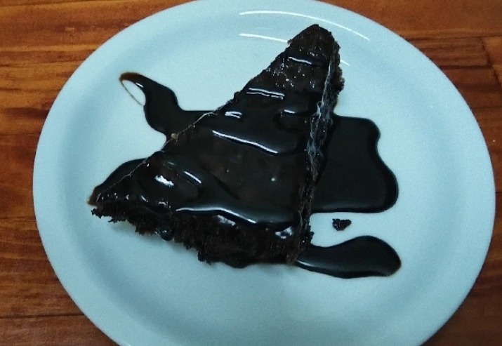 Chocolate cake 2.50€ σοκολατόπιτα 