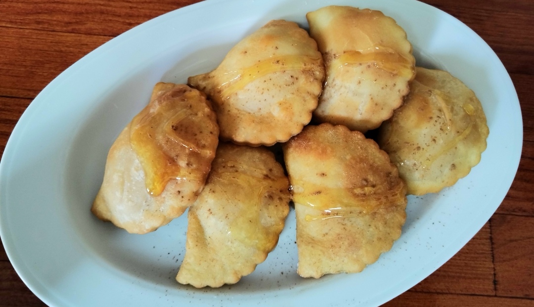 CHEESE PIECES or GREEΝ 5.50€ τυροπιτάκια ή χορτοπιτακια 