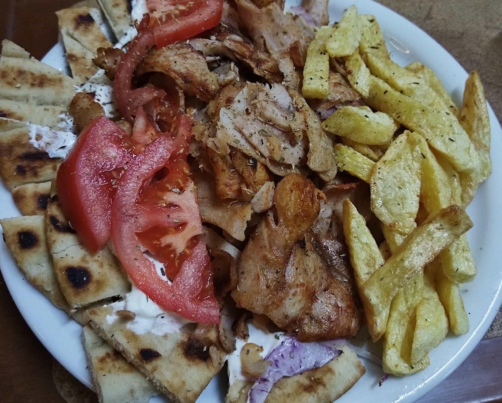 330gr ,CHICKEN  Yeeros pre-baked , chips, onion, tzatziki ,,11,00€ ,,προψημενος γύρος κοτόπουλο