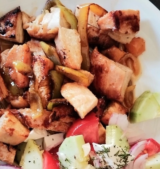 CHICKEN fillet with wine sauce, small salad,,,9.00€,,, ΚΟΤΌΠΟΥΛΟ φιλέτο με σάλτσα κρασί 