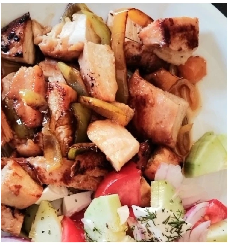 CHICKEN fillet with wine sauce, small salad,,,8.00€,,, ΚΟΤΌΠΟΥΛΟ φιλέτο με σάλτσα κρασί 