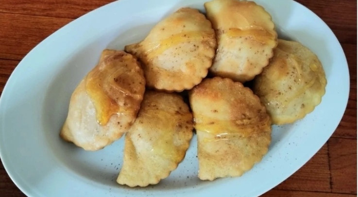 Cheese pieces 5.50€ τυροπιτάκια