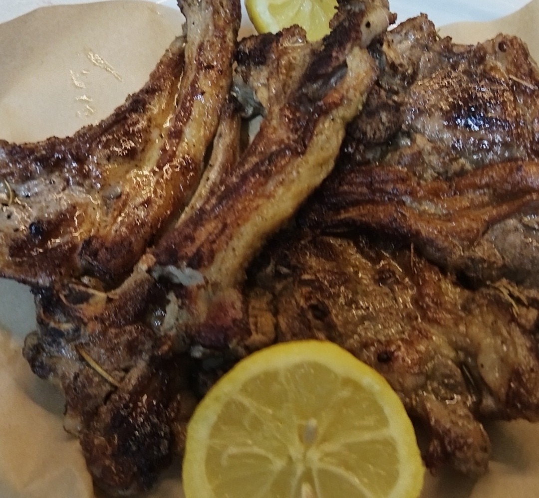 lamb chops , kilo 33,00€ ,,, αρνίσια παιδακια