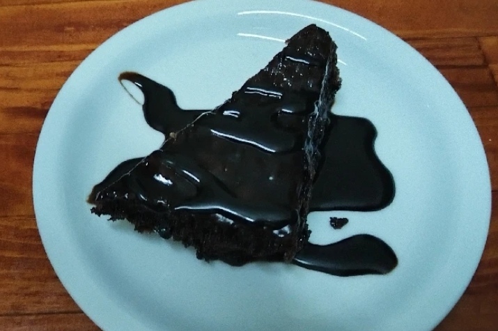 Chocolate cake 2.50€ σοκολατόπιτα