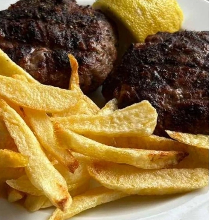 Home made mixed  burger beef,pork,,,portion with chips,,8.50€,,,   μπιφτεκι βοειο,χοιρονο