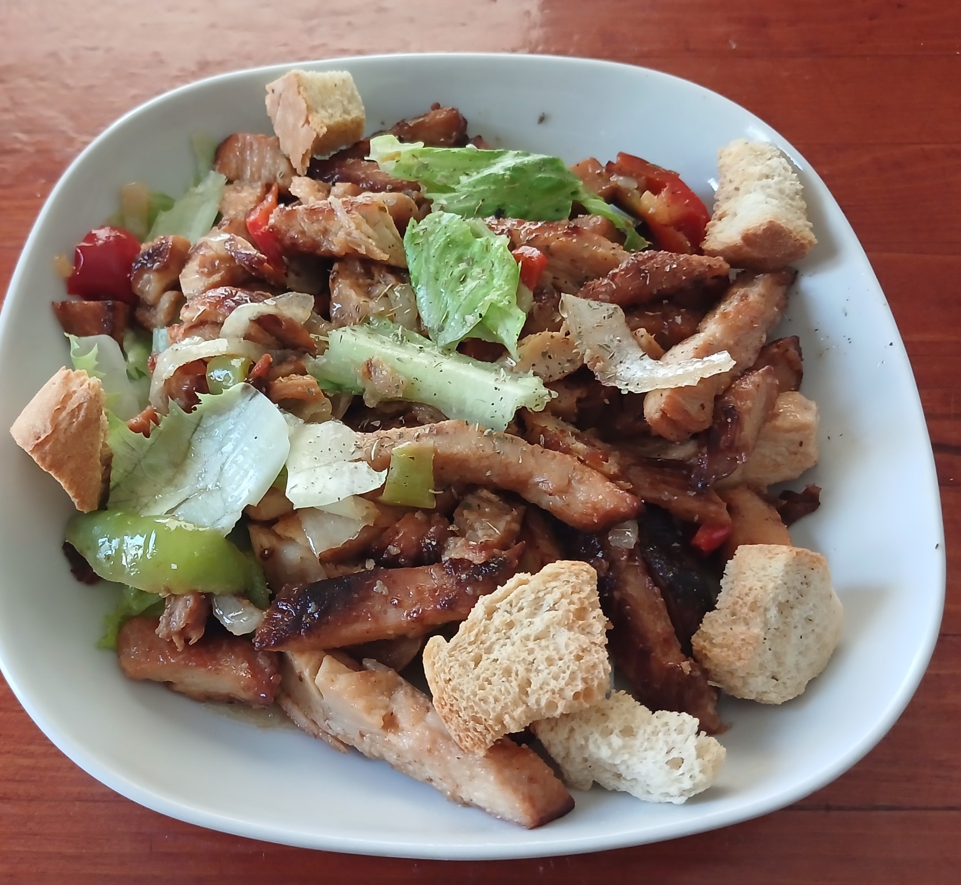 Chicken salad, with wine sauce, pepper, onion, lettuce,parsley, feta cheese,,9.00€// κοτόπουλο σαλάτα,σάλτσα κρασι,Πιπεριές κρεμμύδι, Μαρούλι, Φέτα