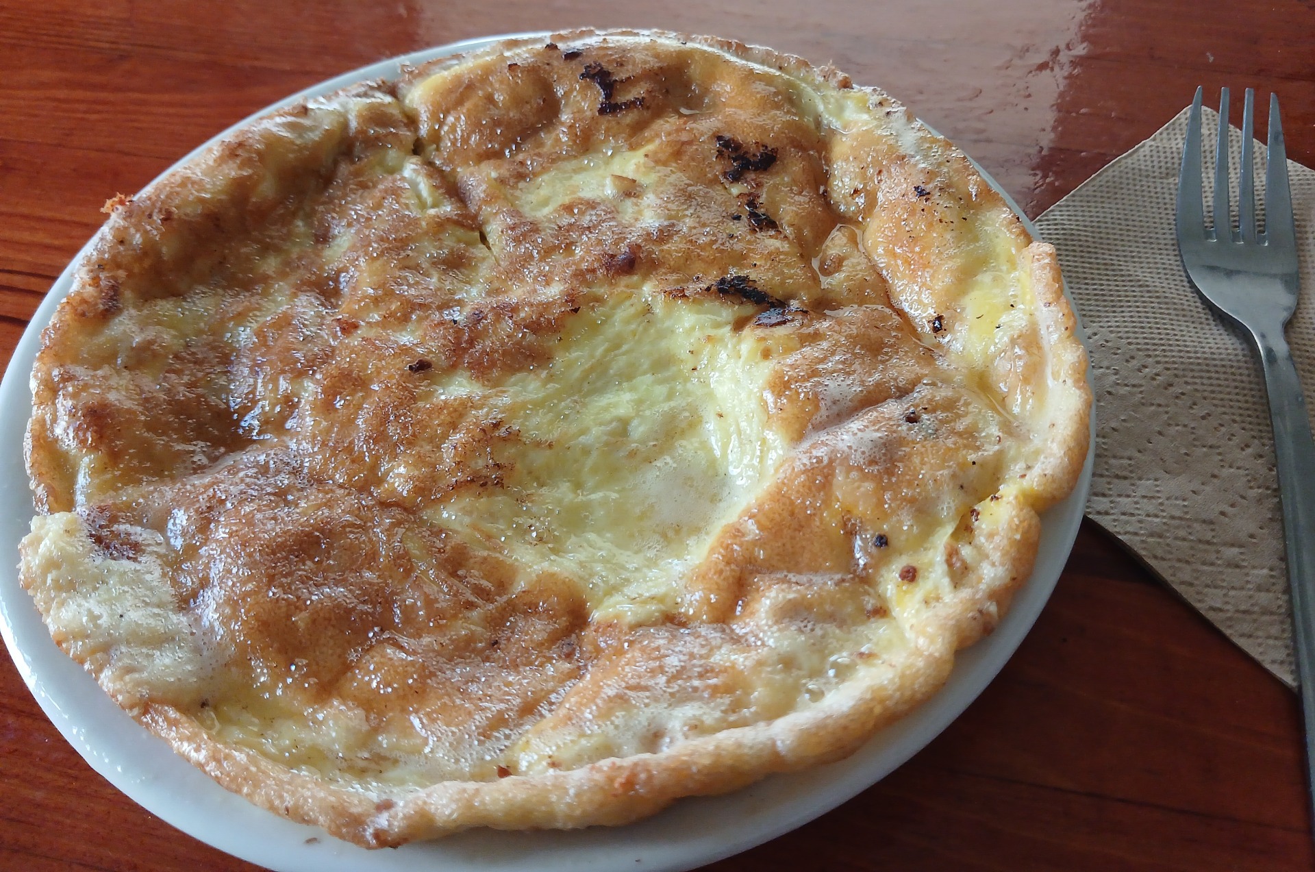 Local fresh eggs ,small omelet, cheese, mushrooms,,,,8.50€,,,, ομελέτα απο φρέσκα ντόπια αυγά για ενα άτομο τυρί, μανιτάρια, 