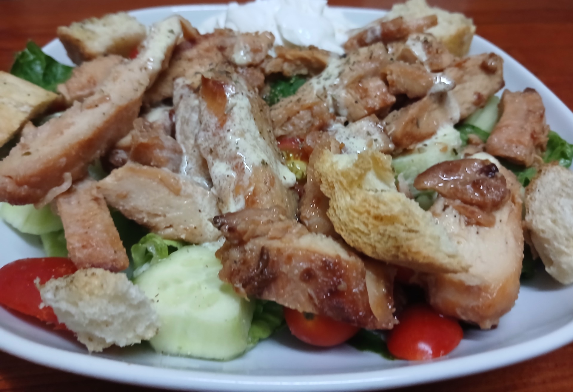 Chicken salad, lettuce,tomato, cucumber, yogurt, classic dressing,8.50€ κοτόπουλο σαλάτα, μαρούλι, ντομάτα, αγγούρι, γιαούρτι κλασικό ντρεσινγκ