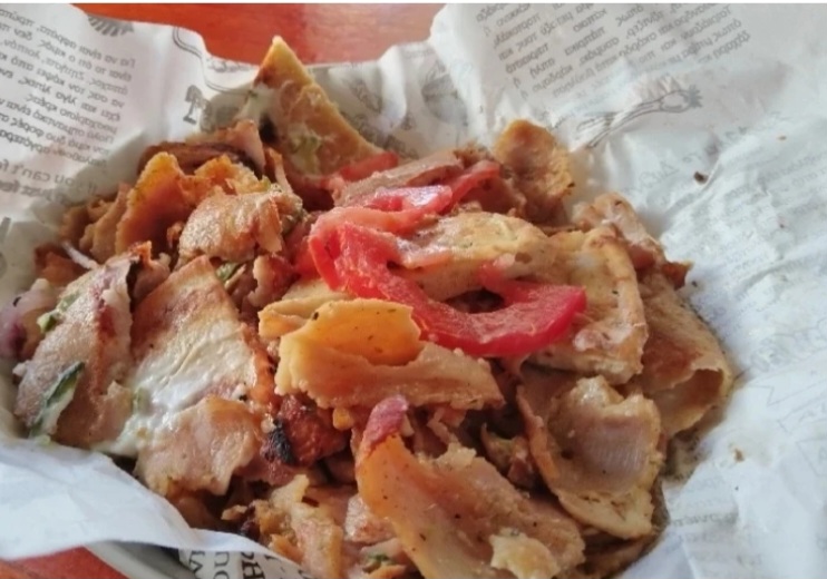 330gr CHICKEN yeeros pre-baked onion, tzatziki,, tomato,,,10.00€,,κοτόπουλο γύρος προψημενος.  