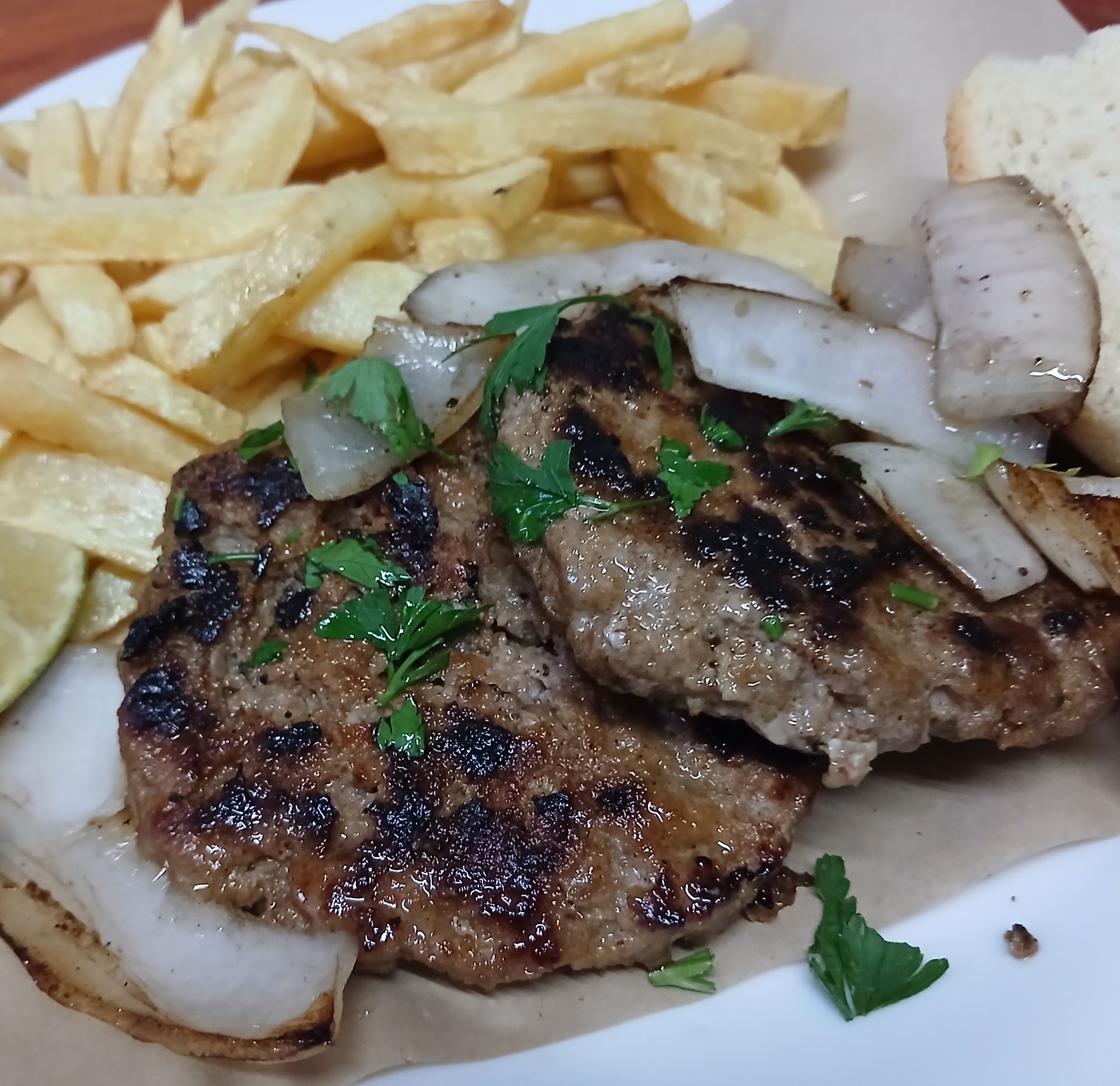 Home made mixed burgers, beef, pork,,,8.50€,,σπιτικά μπιφτέκια, βοδινό, χοιρινό Κιμά 